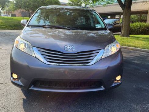 Used 2013 Toyota Sienna XLE w/ Entertainment Pkg image 8