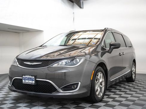 Used 2017 Chrysler Pacifica Touring-L Plus w/ Tire & Wheel Group FWD image 3