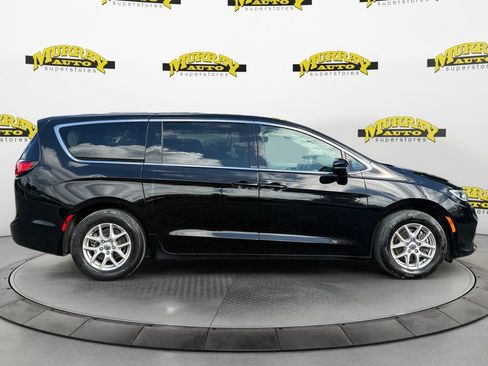 Used 2024 Chrysler Pacifica Touring-L FWD image 6