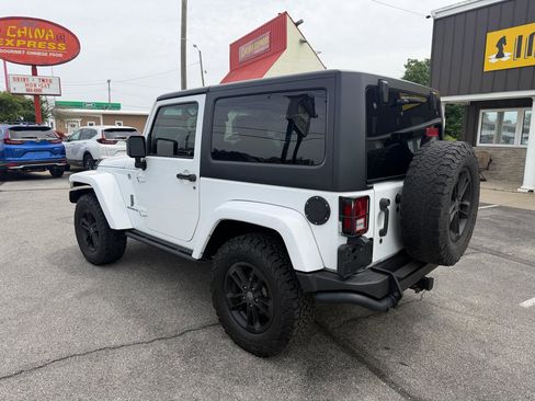 Used 2017 Jeep Wrangler Sahara AWD/4WD image 8