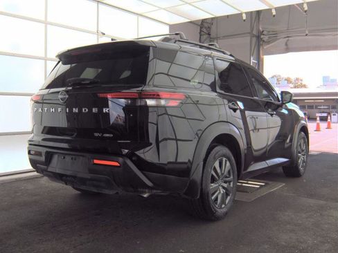Used 2024 Nissan Pathfinder SV image 2