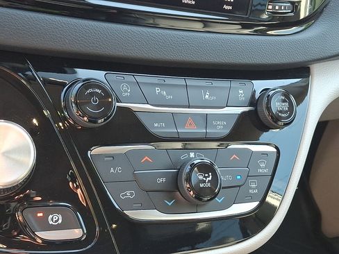 Used 2023 Chrysler Pacifica Touring-L FWD image 16