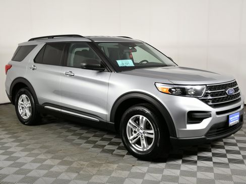 Used 2023 Ford Explorer XLT AWD/4WD image 4