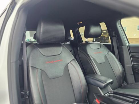Used 2025 Jeep Compass Trailhawk AWD/4WD image 11