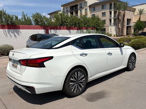 Used 2025 Nissan Altima 2.5 SV FWD image 2