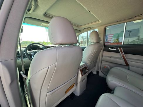 Used 2012 Toyota Highlander Limited w/ Tow Pkg FWD image 14