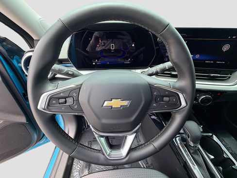 Used 2025 Chevrolet Trax LT w/ LT Convenience Package FWD image 37