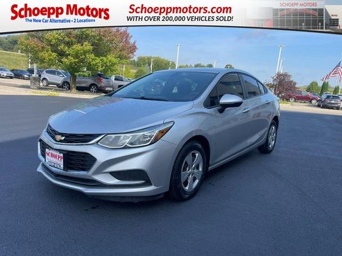 Used 2018 Chevrolet Cruze LS image 1