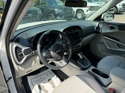 Used 2025 Kia Soul LX w/ LX Technology Package FWD image 3