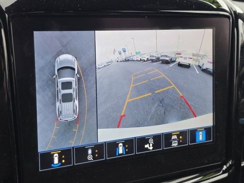 Used 2023 Chevrolet Traverse LT image 5