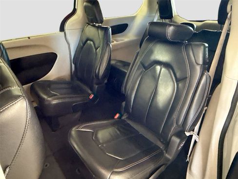 Used 2022 Chrysler Pacifica Touring-L FWD image 5