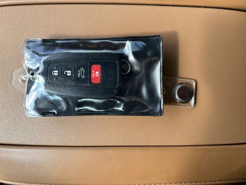 Used 2021 Toyota Highlander Platinum image 18