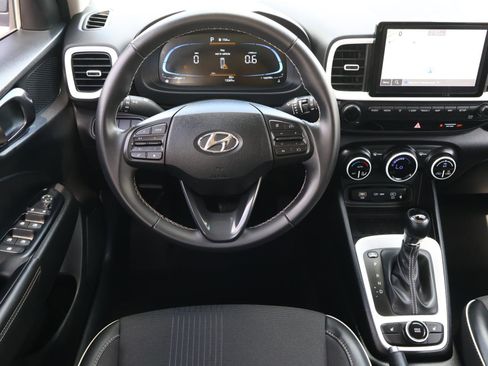 Used 2025 Hyundai Venue Limited FWD image 9