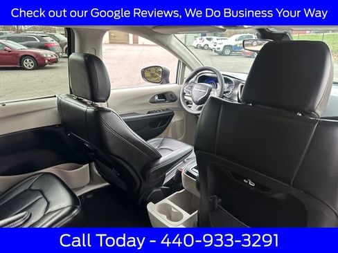 Used 2023 Chrysler Pacifica Touring-L FWD image 22