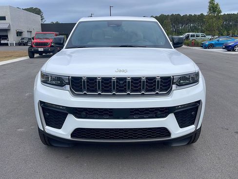 New 2026 Jeep Grand Cherokee Limited w/ Luxury Tech Group II AWD/4WD image 2