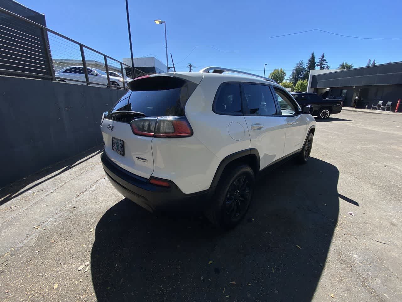 Used 2020 Jeep Cherokee Latitude w/ Cold Weather Group AWD/4WD image 6