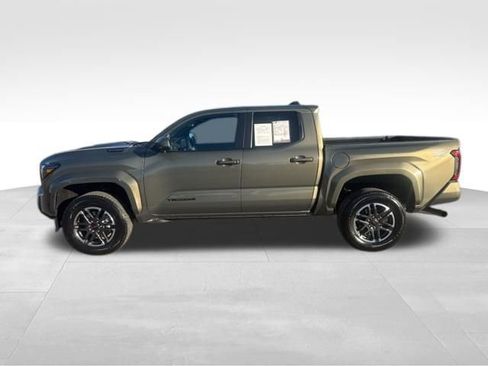 Used 2025 Toyota Tacoma TRD Sport image 2