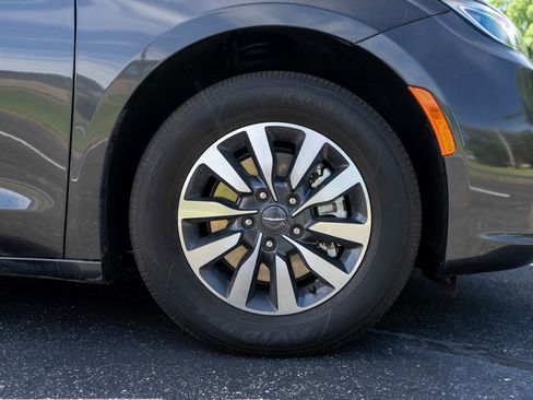 Used 2022 Chrysler Pacifica Touring-L FWD image 11