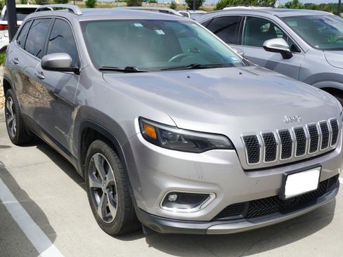 Used 2019 Jeep Cherokee Limited w/ Luxury Group FWD image 3