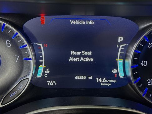 Used 2023 Chrysler Pacifica Touring-L image 16