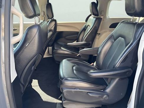 Used 2022 Chrysler Pacifica Touring-L FWD image 32