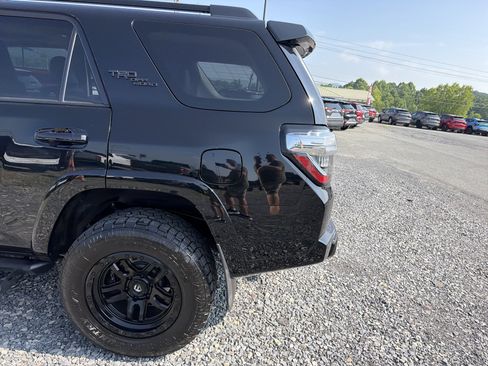 Used 2022 Toyota 4Runner TRD Off-Road Premium AWD/4WD image 7