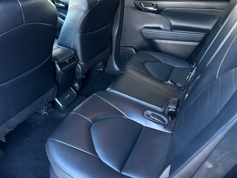 Used 2022 Toyota Highlander XLE FWD image 11