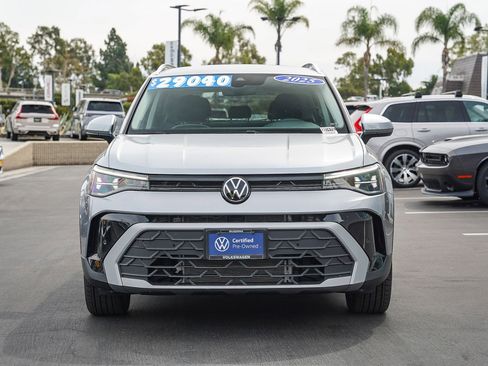 Certified 2025 Volkswagen Taos SE image 4