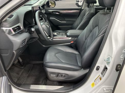 Used 2024 Toyota Highlander Platinum image 15