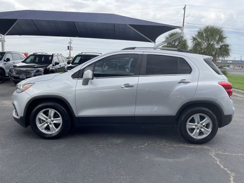 Used 2018 Chevrolet Trax LT w/ LT Convenience Package FWD image 4