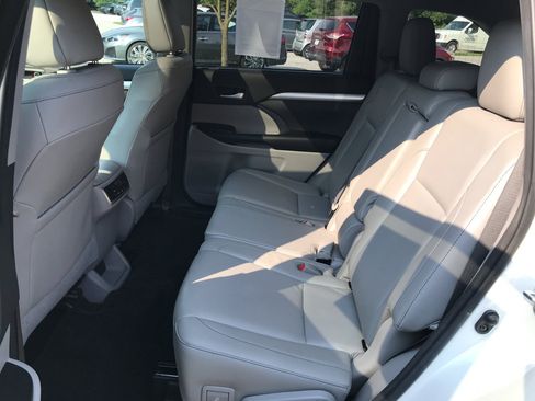 Used 2017 Toyota Highlander XLE w/ Carpet Mat Package AWD/4WD image 28