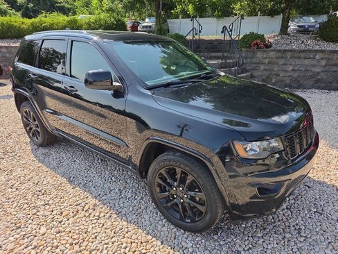 Used 2019 Jeep Grand Cherokee Altitude AWD/4WD image 8