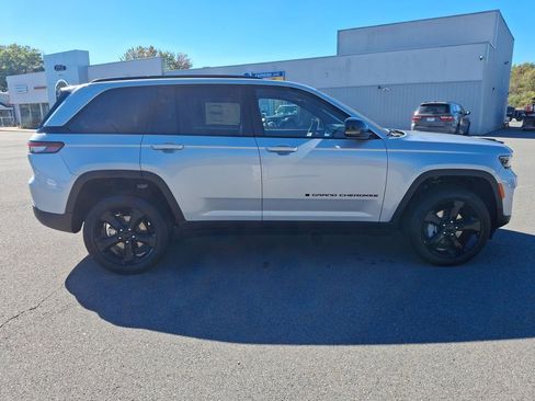 New 2025 Jeep Grand Cherokee Limited w/ Black Appearance Package image 8