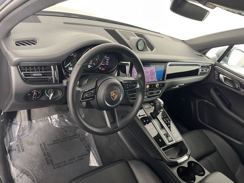Used 2025 Porsche Macan image 4