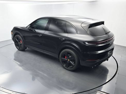 Certified 2025 Porsche Cayenne S AWD/4WD image 32