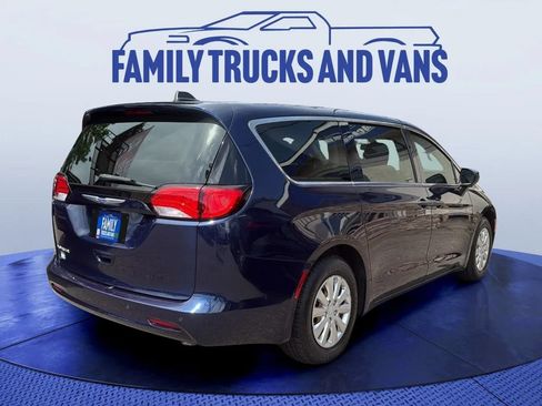 Used 2020 Chrysler Voyager L FWD image 4