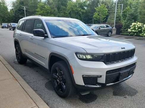 Used 2025 Jeep Grand Cherokee L Limited w/ Black Appearance Package AWD/4WD image 17