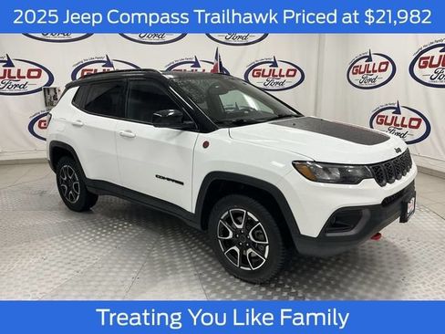 Used 2025 Jeep Compass Trailhawk w/ Trailer Tow Group AWD/4WD image 1
