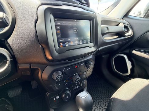 Used 2018 Jeep Renegade Latitude w/ Cold Weather Group AWD/4WD image 17