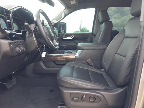 Used 2024 Chevrolet Silverado 2500 LT image 2