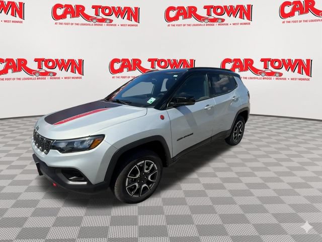Used 2024 Jeep Compass Trailhawk AWD/4WD image 4
