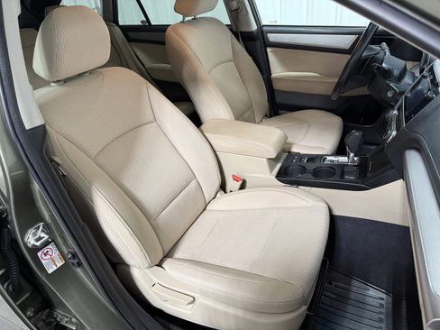 Used 2017 Subaru Outback 2.5i Premium image 15