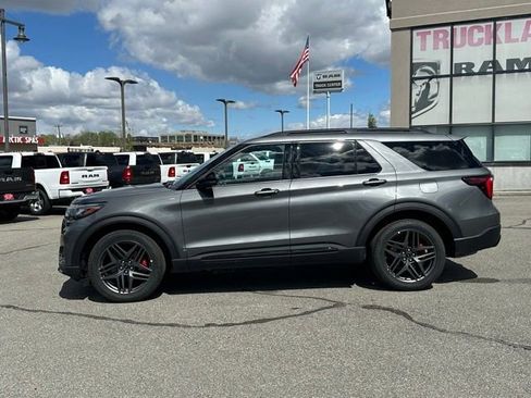 Used 2025 Ford Explorer ST-Line w/ ST-Line Street Pack AWD/4WD image 3