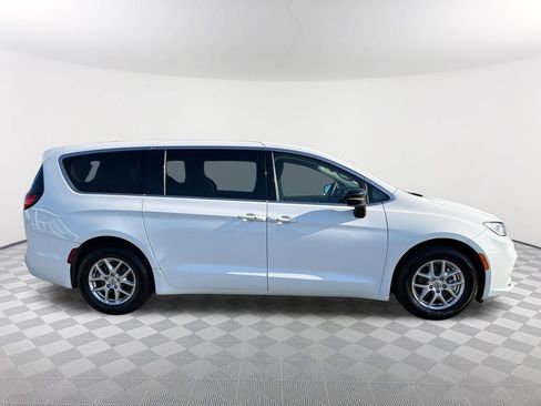 Used 2024 Chrysler Pacifica Touring-L FWD image 4