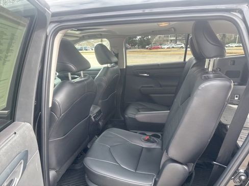 Used 2023 Toyota Highlander XLE image 16