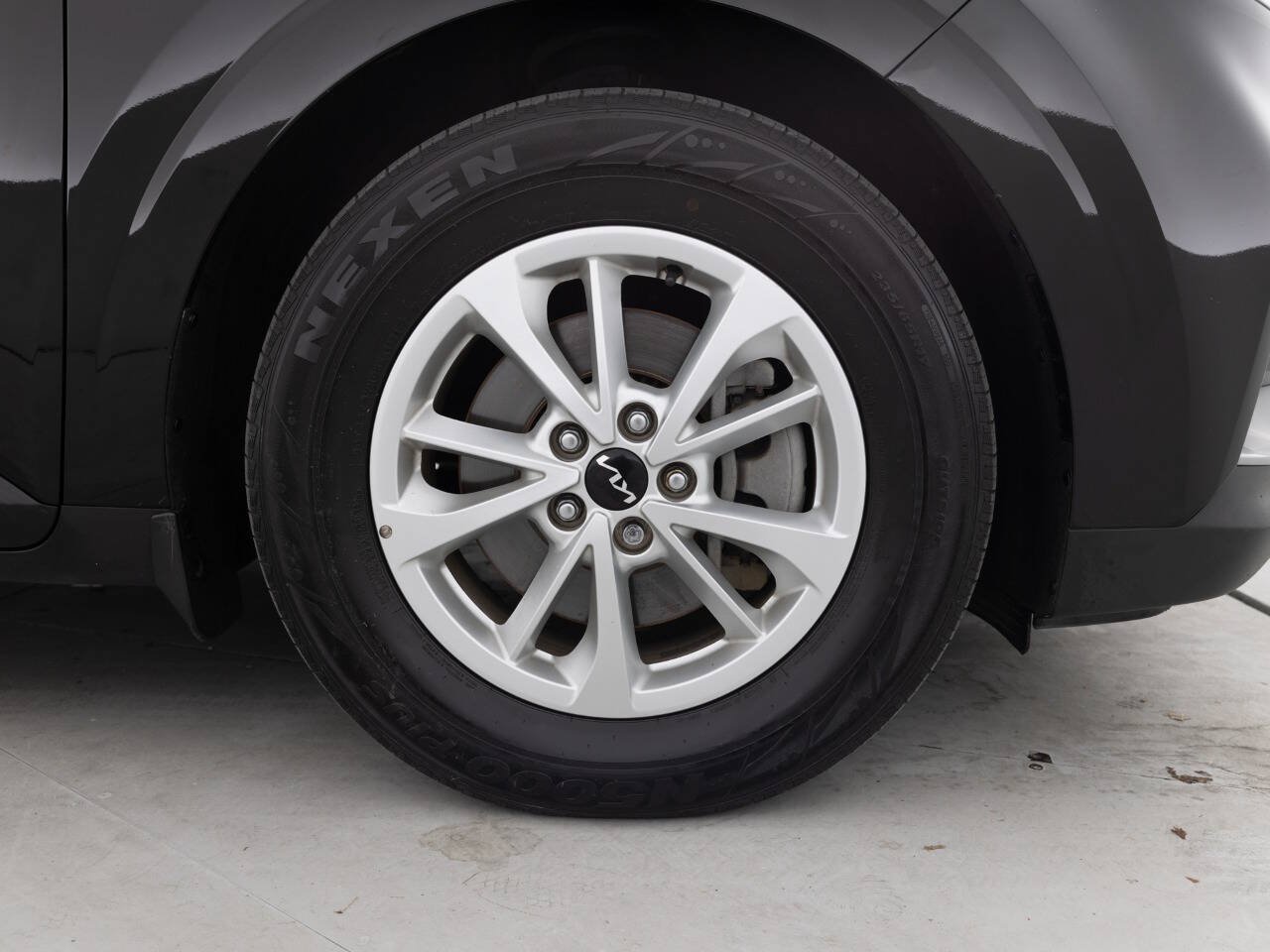 Used 2023 Kia Carnival LX FWD image 18