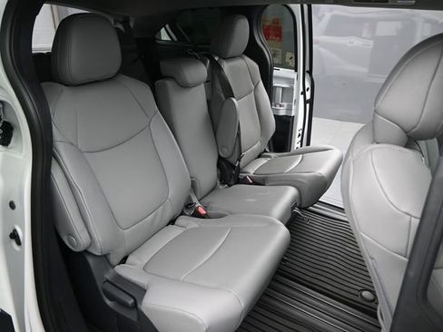 Used 2026 Toyota Sienna XLE FWD image 15