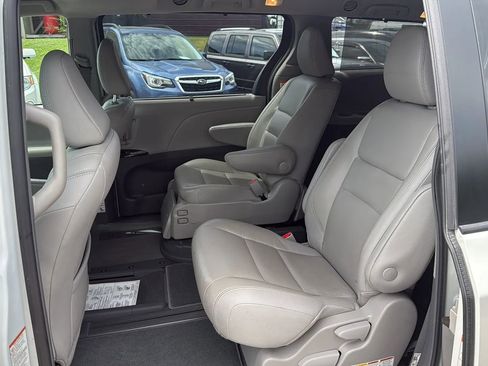 Used 2019 Toyota Sienna XLE image 8