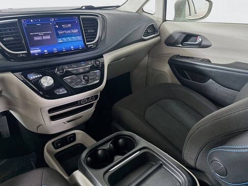Used 2021 Chrysler Pacifica Touring image 21