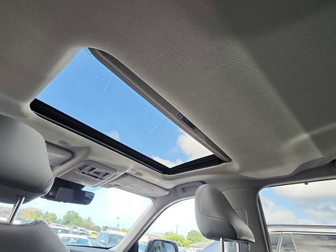 Used 2025 Toyota Highlander XLE image 22